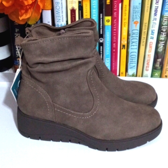 CLIFFS BY WHITE MOUNTAIN BROWN  WEDGE HEEL ANKLE BOOTS SIZE 7.5 NWT - Picture 5 of 9